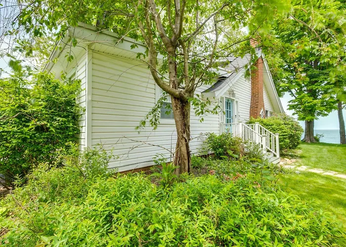 Coastal Lake Erie Cottage W/ Amazing Water Views!