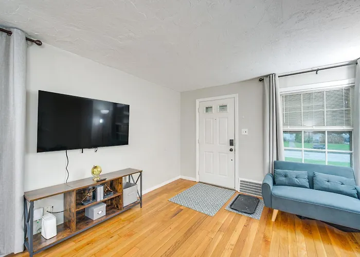 2 Mi To Lake Erie: Home W/ Yard In Euclid!