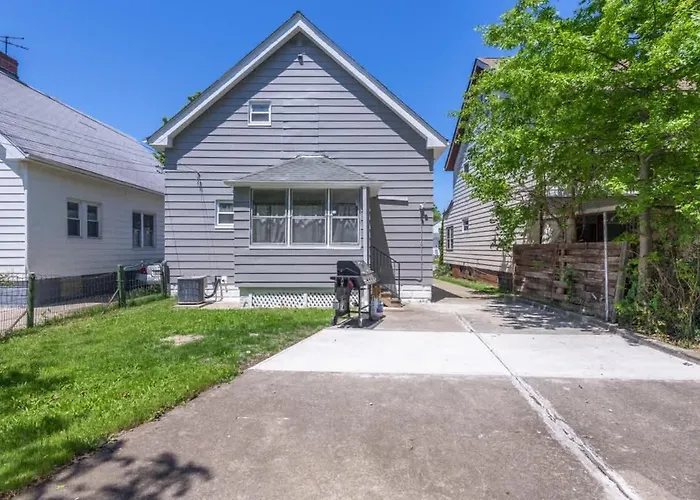 Renovated And Professionally Designed 3Bed Home