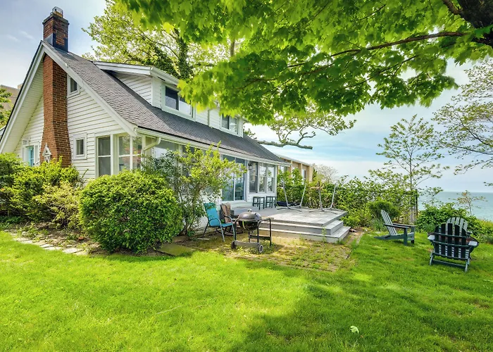 Coastal Lake Erie Cottage W/ Amazing Water Views!